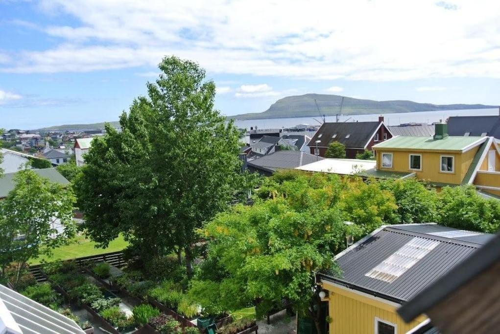 Aussicht vom Dach eines Hauses mit Bäumen in der Unterkunft Tórshavn - Central - City & Ocean Views - 3BR in Tórshavn