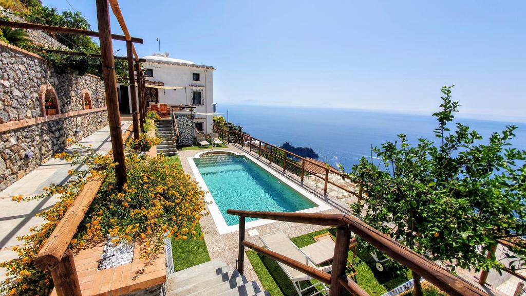Výhled na bazén z ubytování Villa Sunrise. Pool and seaview in Amalfi Coast nebo okolí
