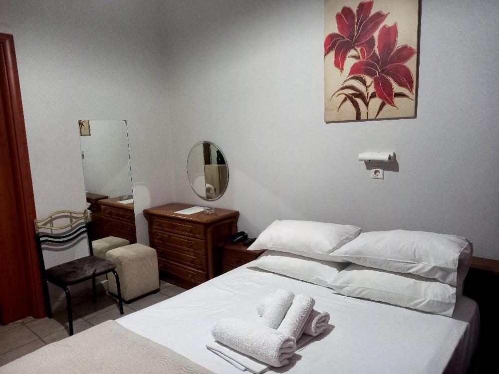 Postel nebo postele na pokoji v ubytování Hotel Korydallos