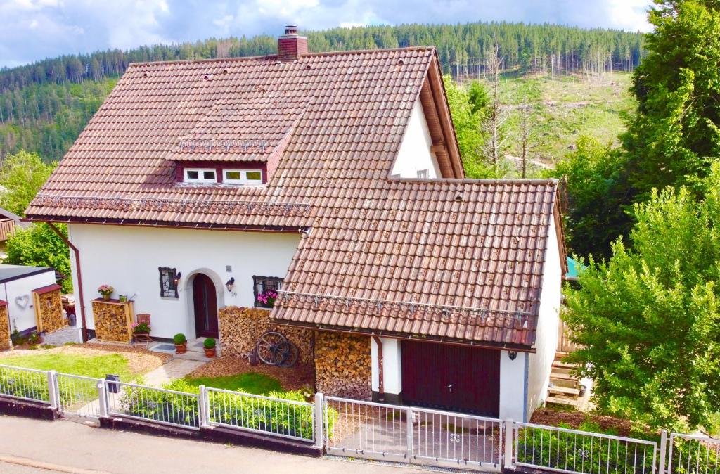 Casa blanca con techo marrón en Ferienhaus Feldberg / Falkau, en Feldberg