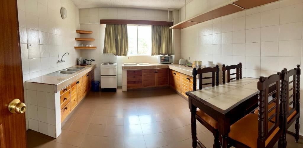 Kuchyň nebo kuchyňský kout v ubytování Kenya Comfort Suites