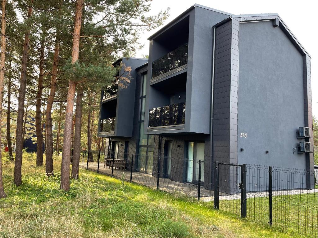 パランガにあるSea Apartmentの側面にバルコニーがある建物