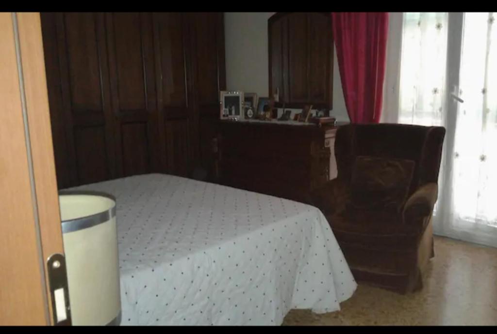 ローマにあるA casa di Aliceのベッドルーム1室(ベッド1台、椅子、窓付)
