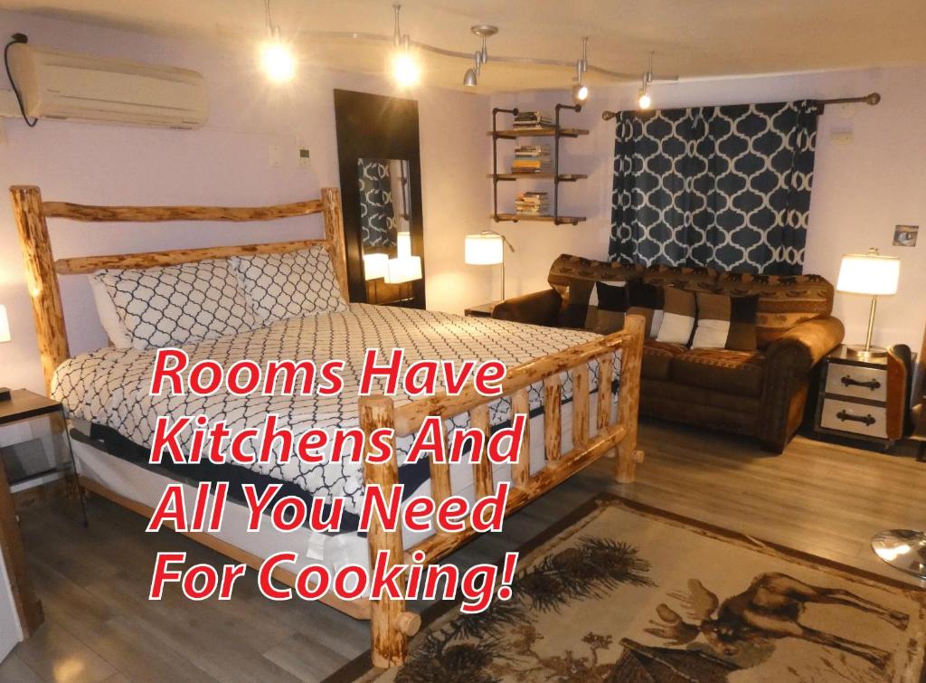 um quarto com uma cama e uma sala de estar em Yellowstone Motel - Adults Only - All rooms have kitchens em West Yellowstone