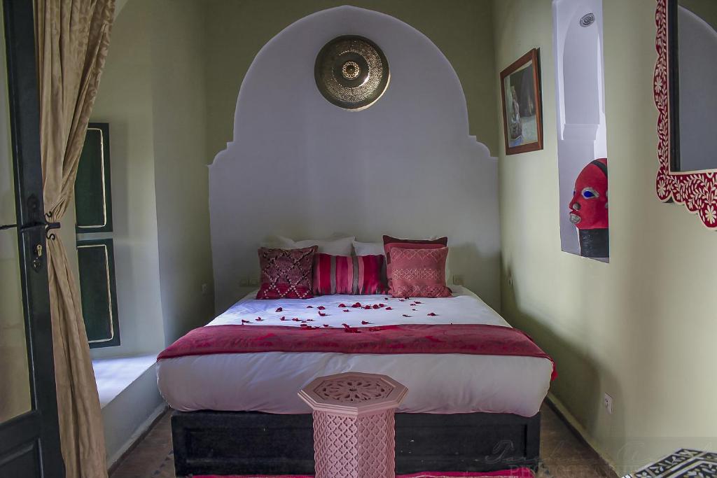 Postel nebo postele na pokoji v ubytování Riad Dar Habiba by Garden Wonders