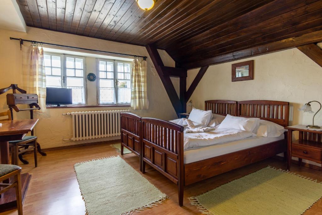 Postel nebo postele na pokoji v ubytování Pension Brusenka