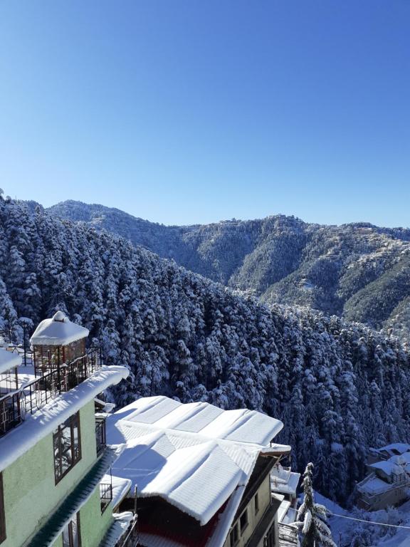 겨울의 Anand Niketan Homestay Shimla