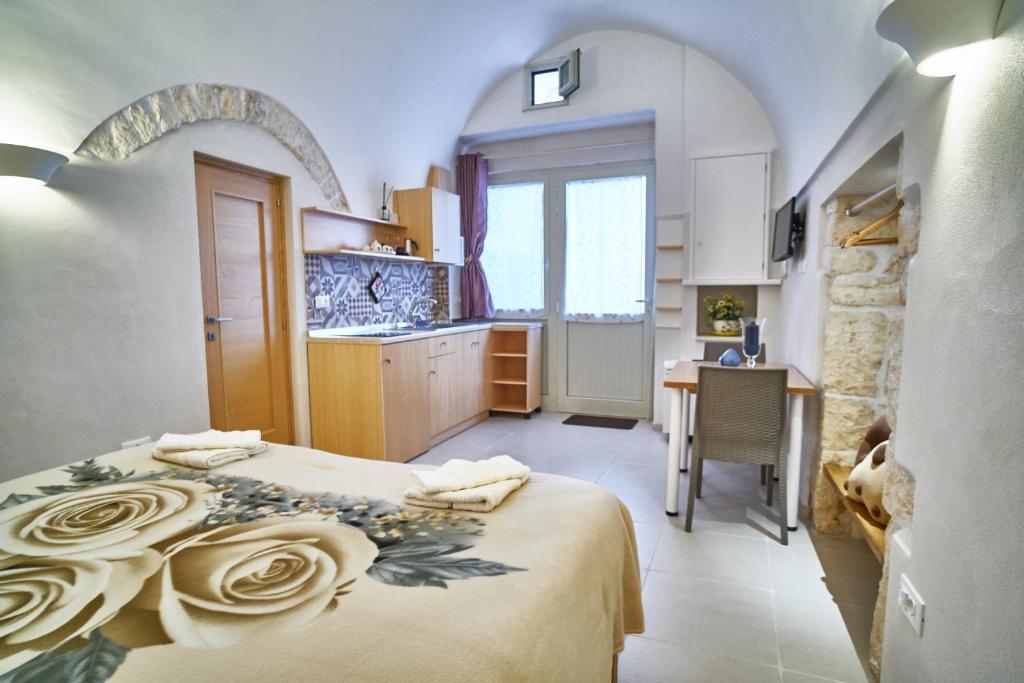 Un dormitorio con una cama con rosas. en Casetta Lulù, en Ostuni