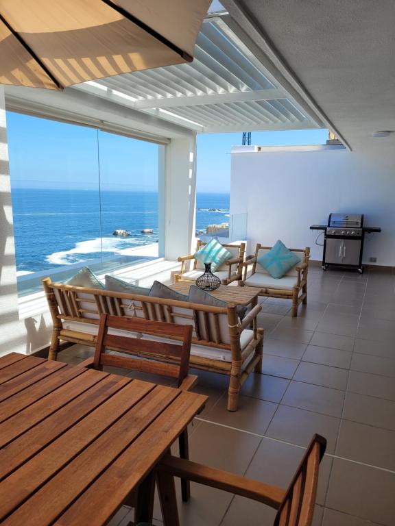 a room with benches and a view of the ocean at Descanso frente al mar in Viña del Mar
