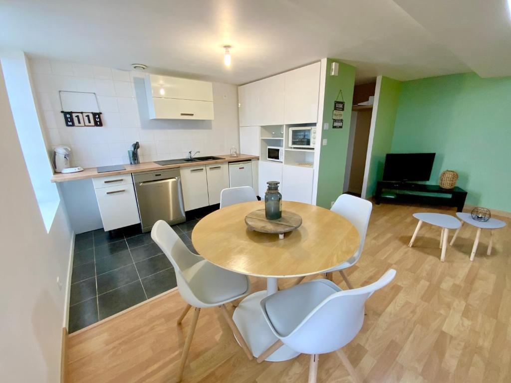 Kuchyň nebo kuchyňský kout v ubytování LA VUE LOIRE Appartement