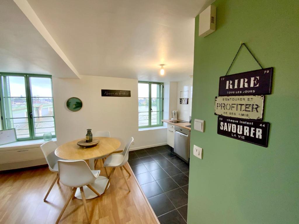 Fotografie z fotogalerie ubytování LA VUE LOIRE Appartement v destinaci Saint-Denis-de lʼHôtel