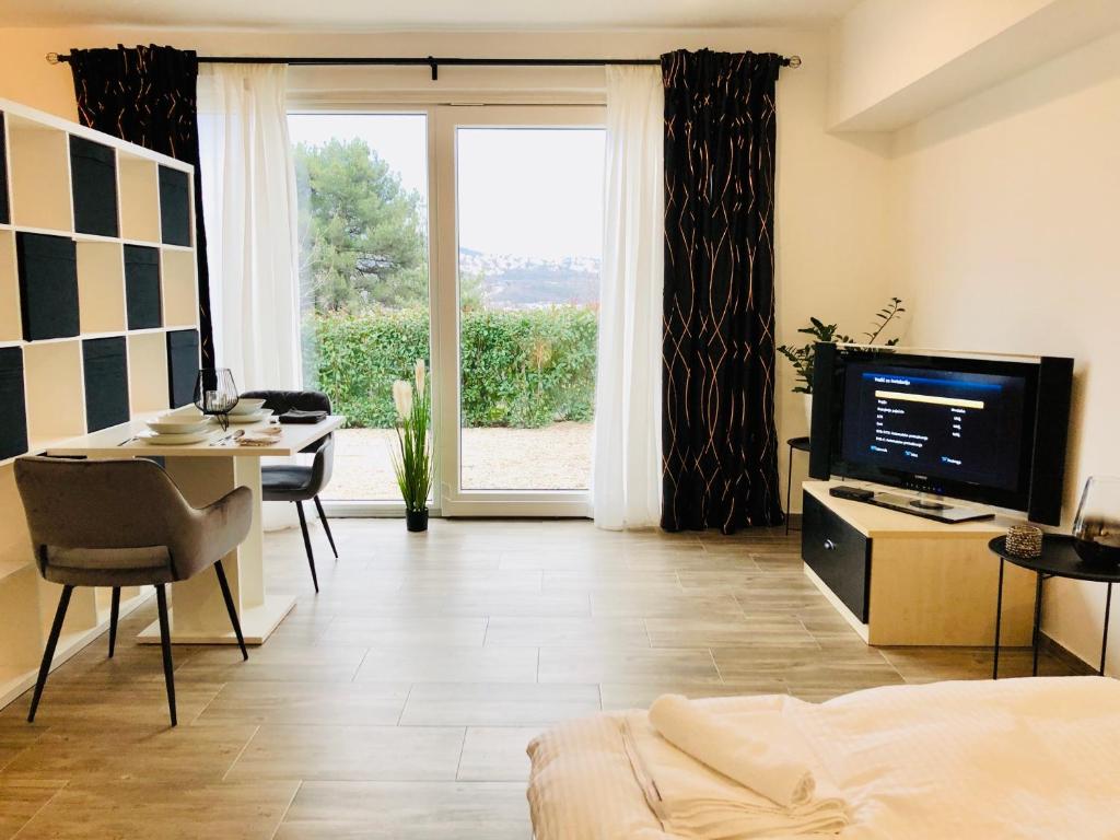 Televízia a/alebo spoločenská miestnosť v ubytovaní Studio for2 in Opatija