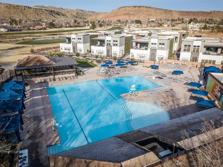 Villa 15 PET FRIENDLY! YEAR ROUND HEATED POOL & HOT TUB! Upper Patios