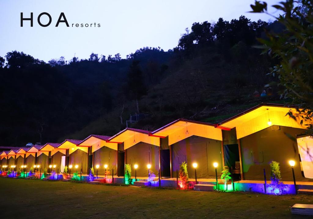 uma fila de casas iluminadas à noite em HOA Resorts - Mountain View with Infinity Pool em Shivpuri