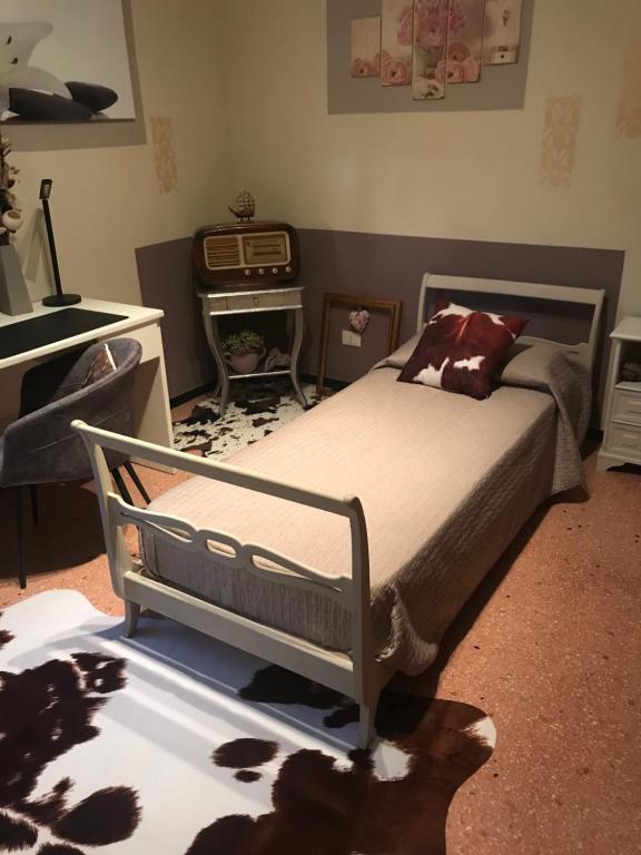 1 dormitorio con 1 cama y TV. en Casa Perla, en Lavagna