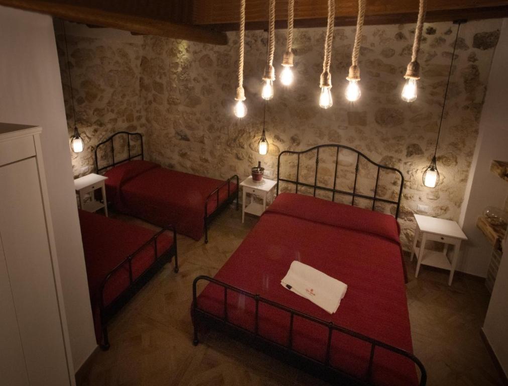 Łóżko lub łóżka w pokoju w obiekcie Rosso Corallo