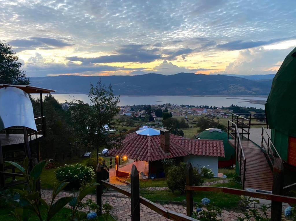 een uitzicht op het meer vanuit een huis bij Glamping sede campestre Mirador de Pueblo Viejo in Guatavita