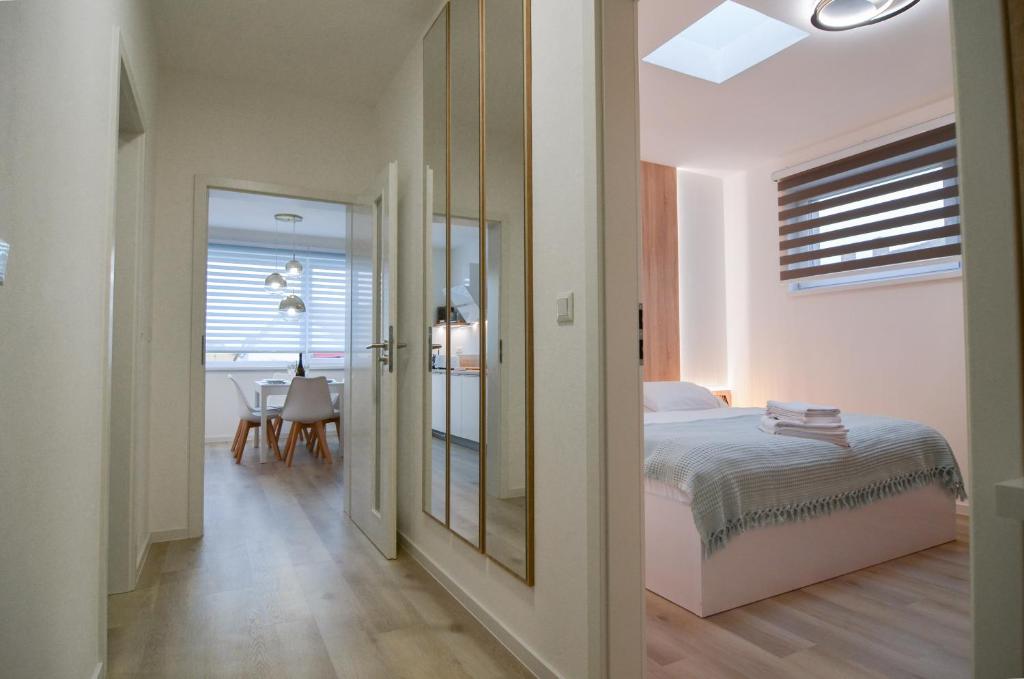 Schlafzimmer mit einem Bett und einem Spiegel in der Unterkunft Apartmán Astrid 4 in Mikulov