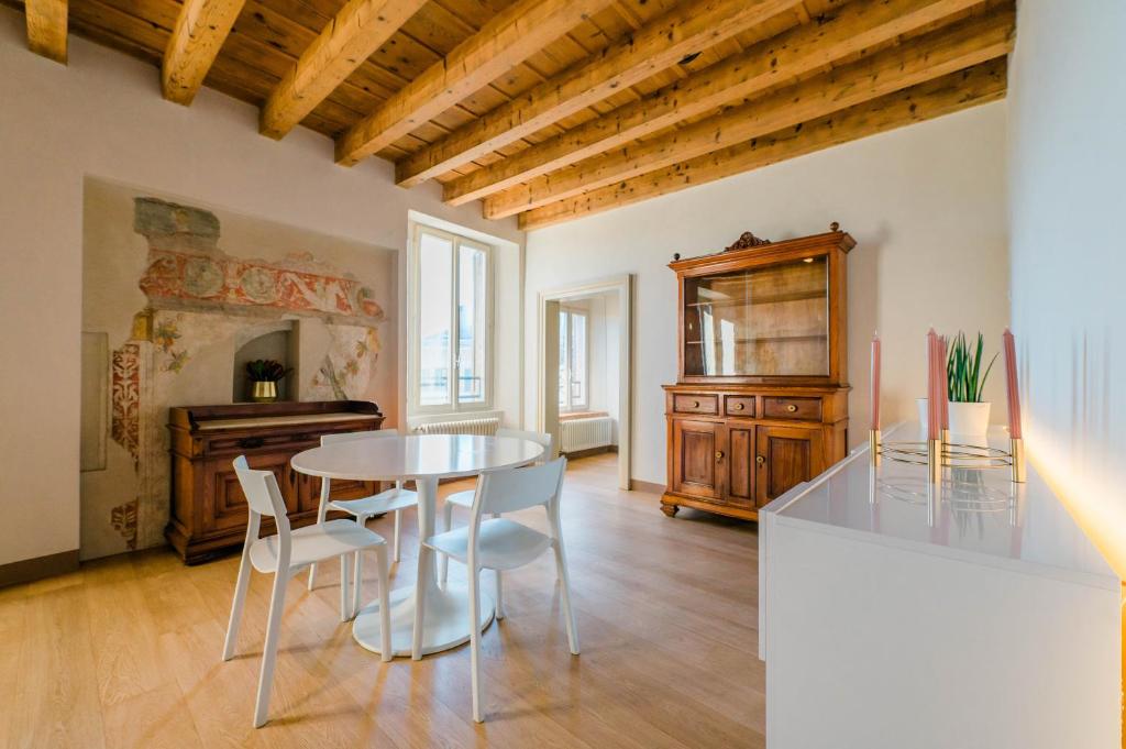 una sala da pranzo con tavolo e sedie di FEEL - Pareto Apartment a Bergamo