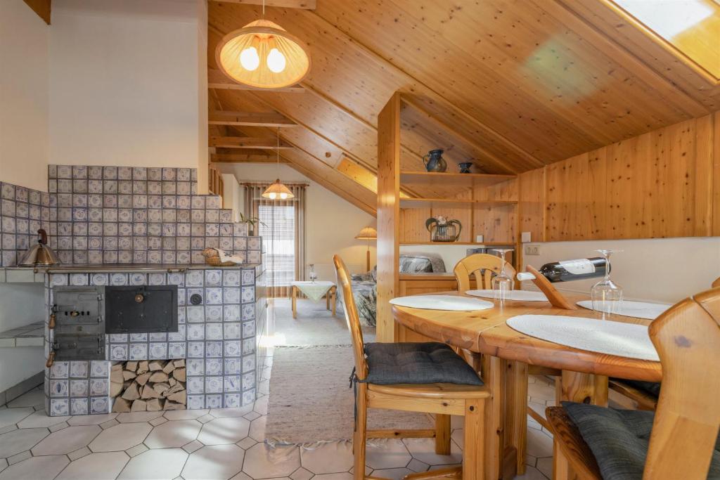 eine Küche mit einem großen Tisch und einem Kamin in der Unterkunft Ferienhaus Schmied in 