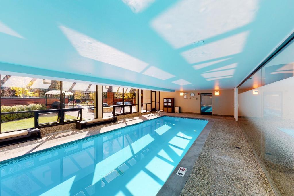 Bazén v ubytování Vail Spa 301 nebo v jeho okolí