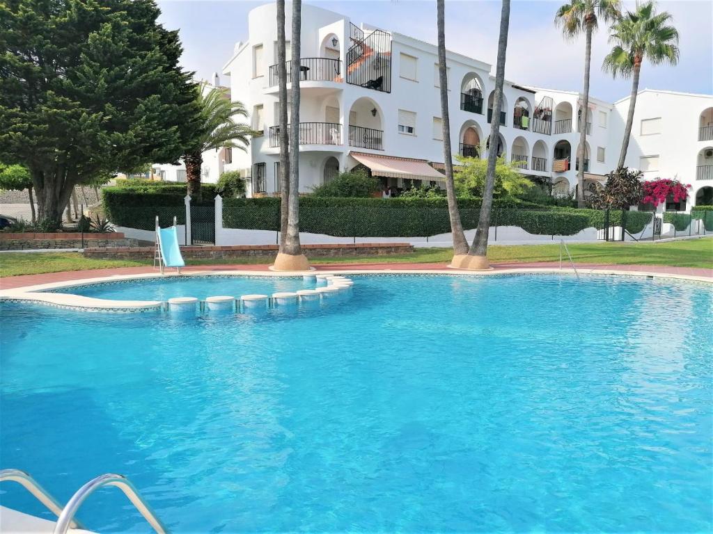 una piscina frente a un gran edificio en Arcos LEK, en Peñíscola