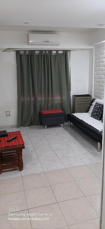 een woonkamer met 2 bedden en een tafel bij Huilliches NQN in Neuquén