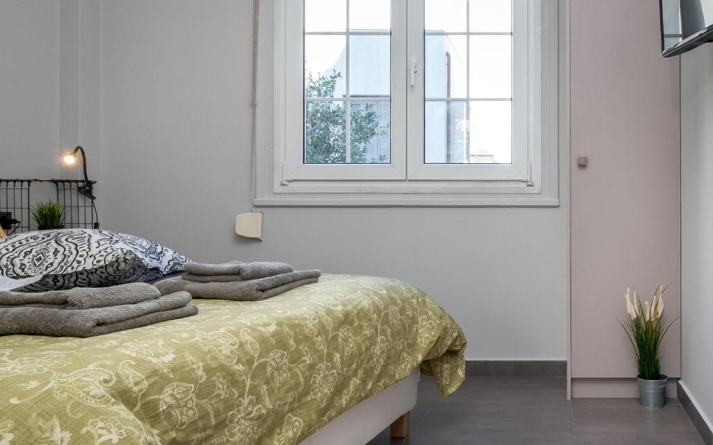 A bed or beds in a room at New Apartment in the Heart of Plaka