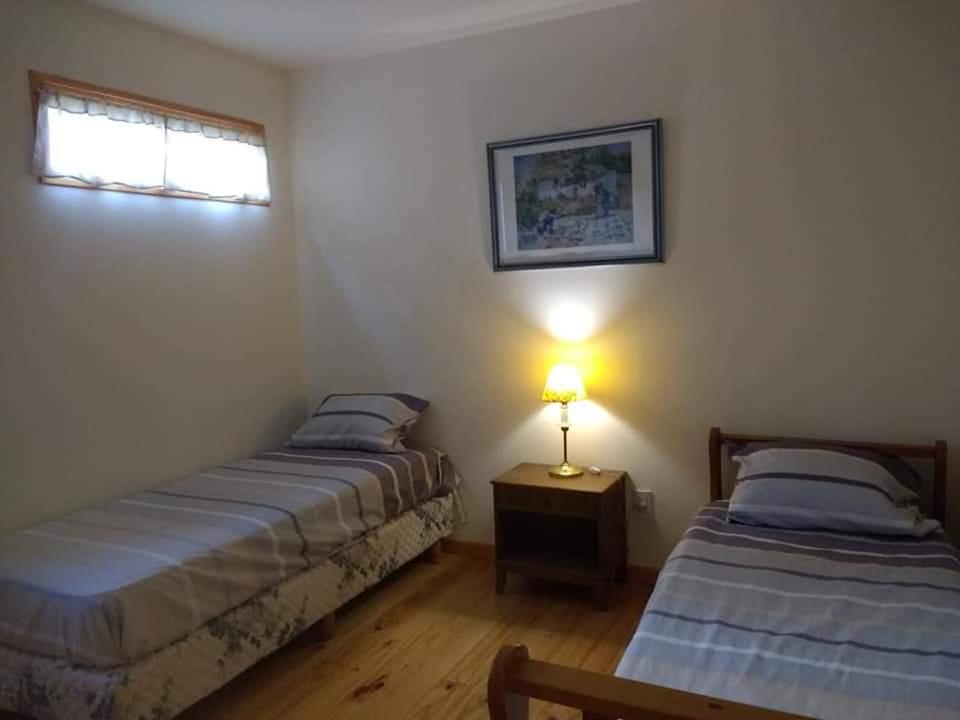 - 2 lits dans une chambre avec une lampe sur une table dans l'établissement Eco Cabaña Rural, à La Consulta