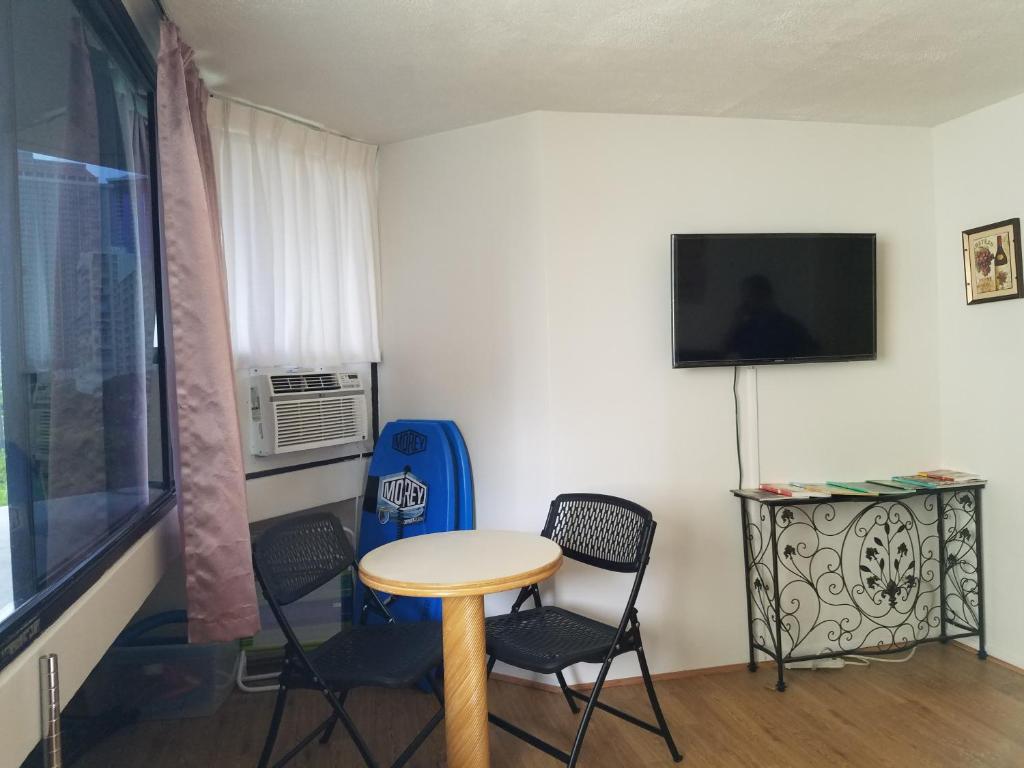 Spacious Studio w/ Parking, beach/mall/park - Deluxe Queen Studio