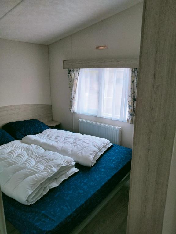 Postel nebo postele na pokoji v ubytování BJ Chalets - De Rug 1 - Vakantiepark Lauwersoog - LUXE chalet met vaatwasser! Vroege incheck!