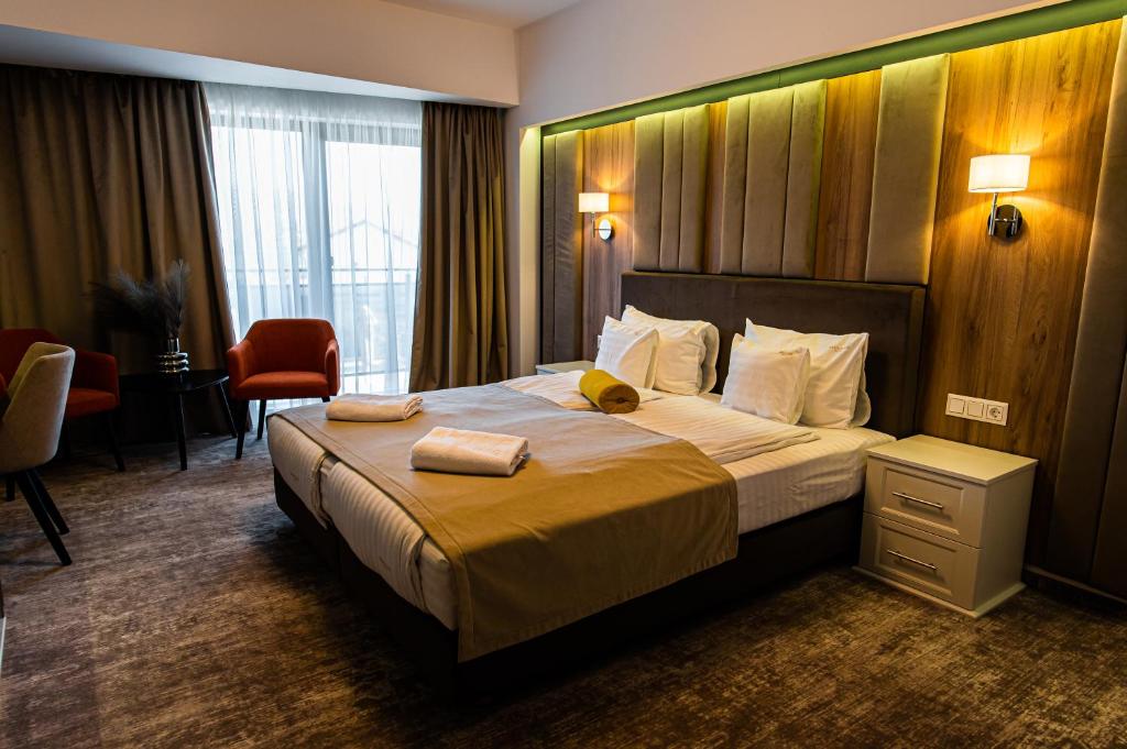 Luduş的住宿－Hotel River，酒店客房带一张大床,上面有两条毛巾