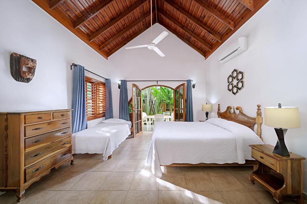 Postel nebo postele na pokoji v ubytování Beach House Condos, Negril