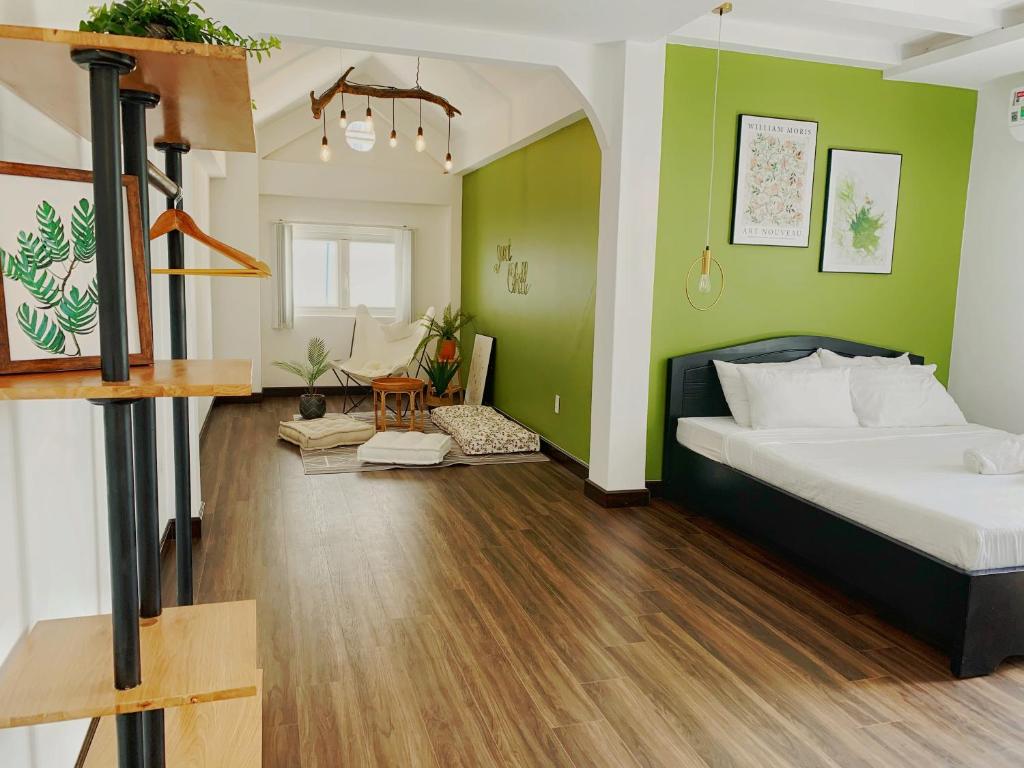 Un dormitorio con una cama y una pared verde. en The Spring Room, en Vung Tau