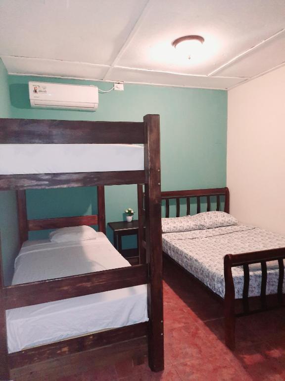Vuode tai vuoteita majoituspaikassa BlueRock Hostal