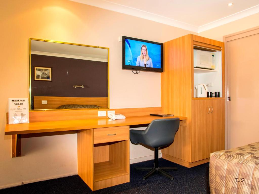 TV a/nebo společenská místnost v ubytování SunPalms Motel