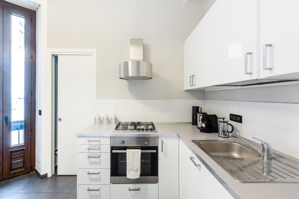 Kuchyňa alebo kuchynka v ubytovaní Spacious and brilliant apartment in Duomo by Easylife