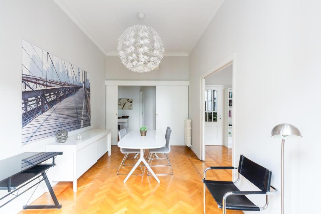 Posedenie v ubytovaní Spacious and brilliant apartment in Duomo by Easylife
