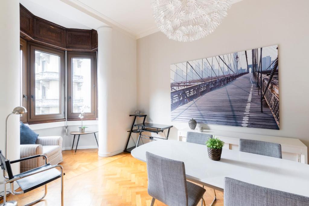 Posedenie v ubytovaní Spacious and brilliant apartment in Duomo by Easylife