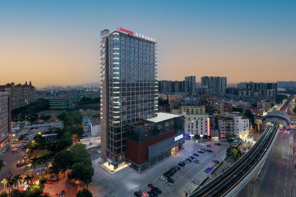広州市にあるHampton by Hilton Guangzhou Jinshazhouの都会の高層ビルの上面