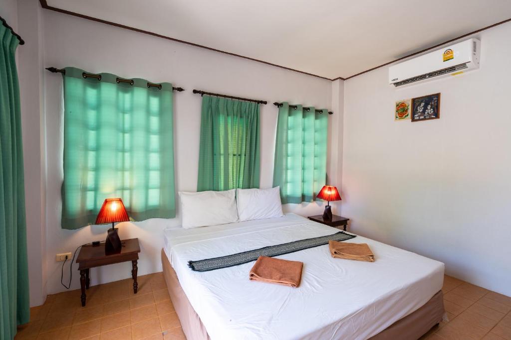 Кровать или кровати в номере Gooddays Lanta Beach Resort SHA