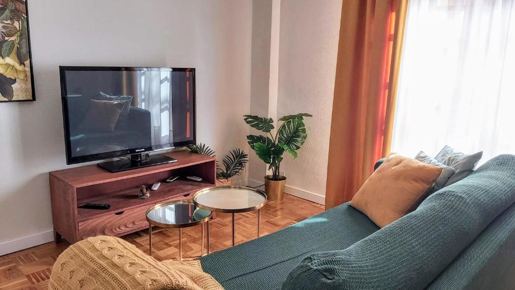Televízia a/alebo spoločenská miestnosť v ubytovaní Misterhost Santa Cruz II -Jardines de Murillo