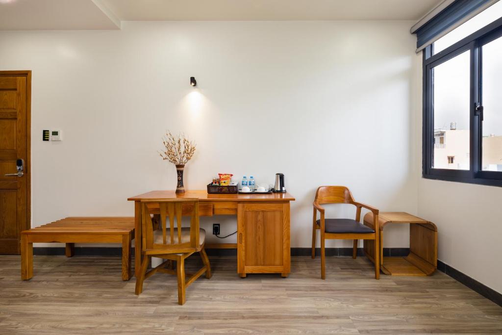 LARA HOTEL LONG XUYÊN - Queen Room With Balcony