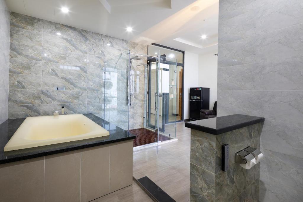 LARA HOTEL LONG XUYÊN - King Room With Spa Bath