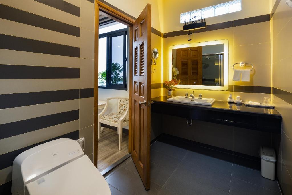 LARA HOTEL LONG XUYÊN - King Room With Balcony