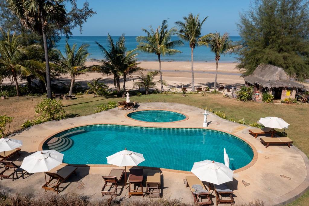 Бассейн в Gooddays Lanta Beach Resort SHA или поблизости