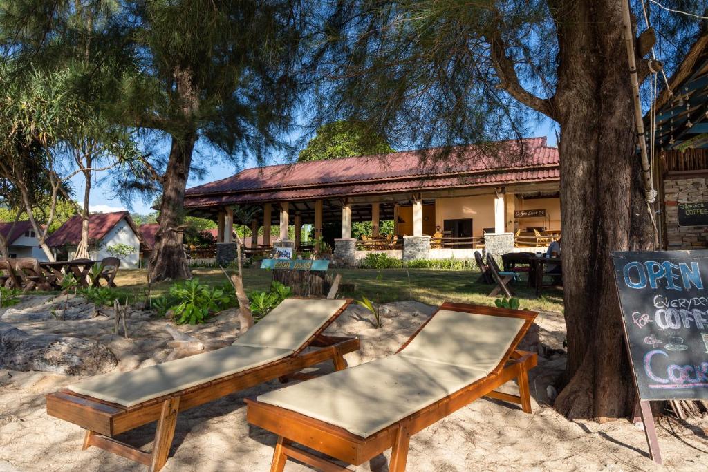 Сад в Gooddays Lanta Beach Resort SHA