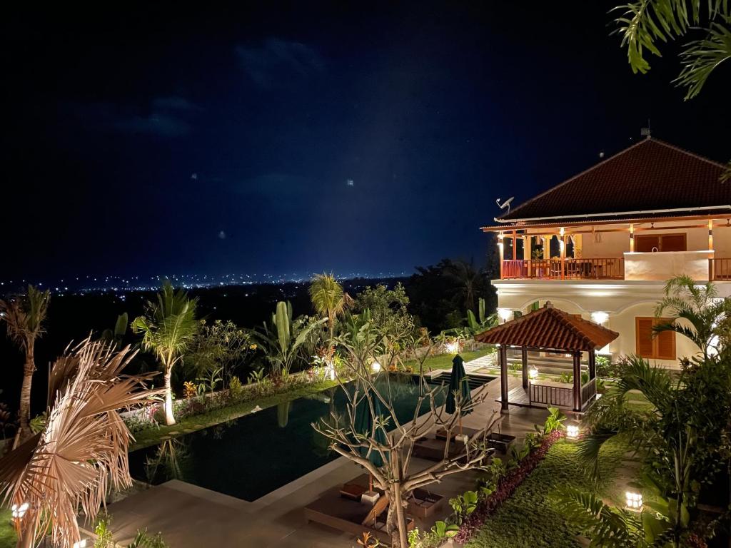 Villa con piscina por la noche en Villa Mata Hari, en Panji