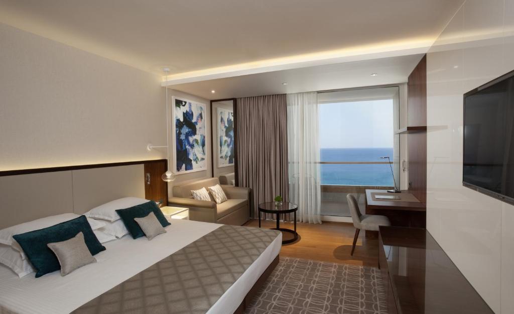 Ein Bett oder Betten in einem Zimmer der Unterkunft Royal Beach Eilat by Isrotel Exclusive