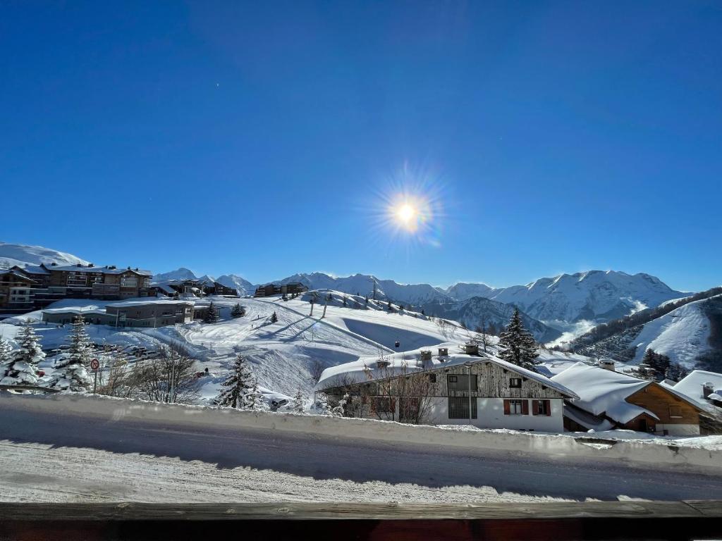 a view of a ski resort in the snow at appartement en duplex alpe d'huez in L'Alpe-d'Huez